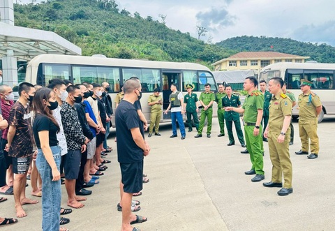 Bắt 4 nghi phạm mua bán người, giải cứu 36 nạn nhân bị lừa 'việc nhẹ lương cao'- Ảnh 3. Các nạn nhân được giải cứu về nước - Ảnh: CACC