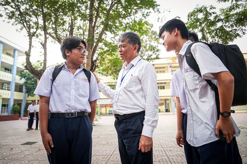 Ông Nguyễn Văn Hiếu - Giám đốc Sở Giáo dục TP.HCM, động viên thí sinh ở điểm thi THPT Nguyễn Khuyến (quận 10) - Ảnh: PHƯƠNG QUYÊN Ông Nguyễn Văn Hiếu - Giám đốc Sở Giáo dục TP.HCM, động viên thí sinh ở điểm thi THPT Nguyễn Khuyến (quận 10) - Ảnh: PHƯƠNG QUYÊN