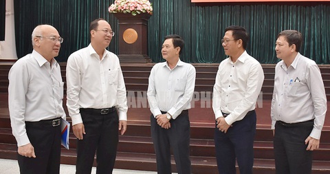 Báo chí tích cực tham gia bảo vệ nền tảng tư tưởng Đảng- Ảnh 1. Các đại biểu trao đổi tại hội nghị - Ảnh: THÀNH ỦY TP.HCM