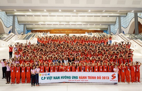 C.P. Việt Nam 12 năm đồng hành cùng Các tình nguyện viên áo hồng CP và “Hành trình Đỏ” chụp ảnh lưu niệm vào năm 2013