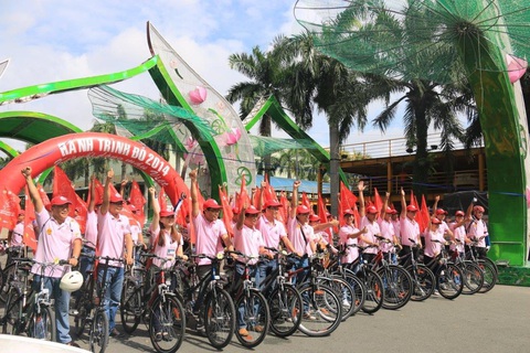 C.P. Việt Nam 12 năm đồng hành cùng Các tình nguyện viên áo hồng đạp xe diễu hành tại Hành Trình Đỏ 2014