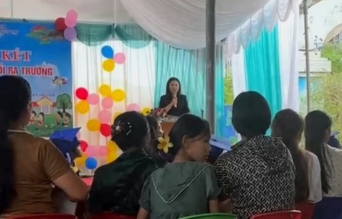 Trưởng hội phụ huynh nói gì về việc đưa chuyện khuất tất xã hội hóa trong lễ tổng kết?- Ảnh 2. Bà Liên xin 5 phút để giãi bày cho phụ huynh hiểu nội tình việc mua tủ xã hội hóa với phụ huynh có mặt trong lễ tổng kết - Ảnh cắt từ clip