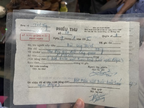 Hoàn trả tiền cho 28 hộ dân mua đất của xã, 30 năm chưa nhận đất- Ảnh 2. UBND huyện Sơn Tịnh đề nghị hoàn trả tiền cho 18 hộ dân còn giữ phiếu nộp tiền mua đất từ 30 năm trước - Ảnh: T.M