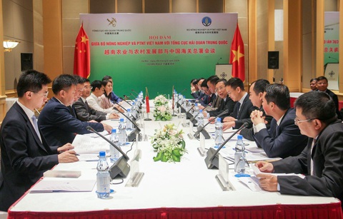 Xuất khẩu khỉ đuôi dài nuôi cho mục đích nghiên cứu từ Việt Nam sang Trung Quốc- Ảnh 1. Thứ trưởng Bộ Nông nghiệp và Phát triển nông thôn Hoàng Trung hội đàm với Phó tổng cục trưởng, Tổng cục Hải quan Trung Quốc Triệu Tăng Liên - Ảnh: V.GIANG