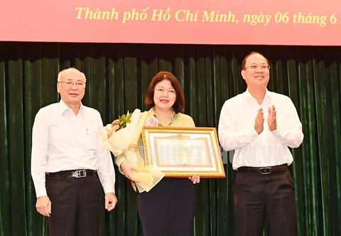 Báo chí tích cực tham gia bảo vệ nền tảng tư tưởng Đảng- Ảnh 2. Ông Nguyễn Hồ Hải và ông Phan Nguyễn Như Khuê trao bằng khen của Thủ tướng Chính phủ cho Ban Tuyên giáo Quận ủy quận Phú Nhuận - Ảnh: THÀNH ỦY TP.HCM