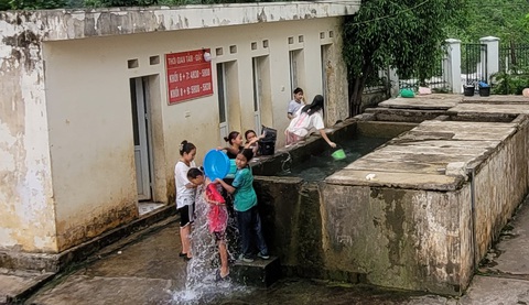 Vụ trường nội trú Mường Lát: Huyện tiếp thu, sửa chữa- Ảnh 2. Khu vực tắm chung tại ký túc xá Trường phổ thông Dân tộc nội trú THCS Mường Lát (Thanh Hóa) - Ảnh: HÀ ĐỒNG chụp ngày 20-5