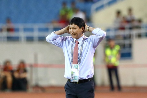 Tuyển Việt Nam - Philippines 3-2: Màn ra mắt cảm xúc- Ảnh 2. Cảm xúc của HLV Kim Sang Sik khi Việt Nam có bàn thắng - Ảnh: HOÀNG TÙNG