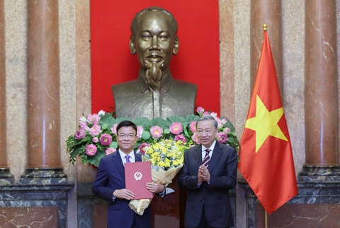 Chủ tịch nước Tô Lâm trao quyết định bổ nhiệm phó thủ tướng, bộ trưởng Bộ Công an- Ảnh 1. Chủ tịch nước Tô Lâm trao quyết định bổ nhiệm cho Phó thủ tướng Lê Thành Long - Ảnh: TTXVN