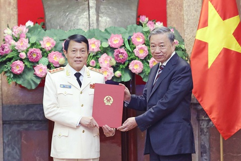 Chủ tịch nước Tô Lâm trao quyết định bổ nhiệm phó thủ tướng, bộ trưởng Bộ Công an- Ảnh 3. Chủ tịch nước Tô Lâm trao quyết định cho Bộ trưởng Bộ Công an Lương Tam Quang - Ảnh: TTXVN
