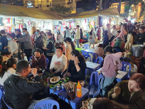 Phố đi bộ ở Đà Lạt: Không nên bán buôn trong lòng danh thắng- Ảnh 2. Chợ đêm Đà Lạt (cách phố đi bộ Trần Quốc Toản sắp mở chỉ 150m) với hàng trăm gian hàng ăn uống, đặc sản - Ảnh: M.V.