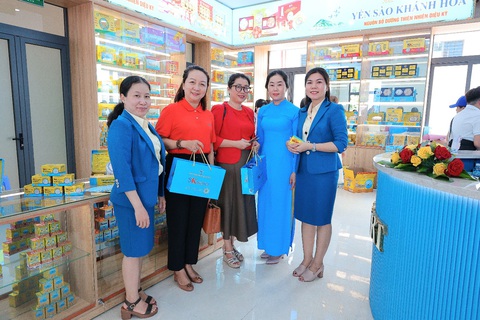 Sanest Khánh Hòa khánh thành Nhà máy chế biến đặc sản Yến sào- Ảnh 5. Khách mời tham quan, mua sắm tại showroom Nhà máy chế biến đặc sản yến sào