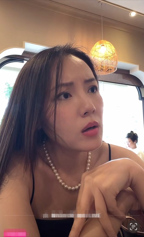 Được hỏi 'có yêu Hà Anh Tuấn không', Phương Linh trả lời sắc lẹm- Ảnh 2. Giọng ca Cơn gió lạ thể hiện thái độ khó chịu khi bị hỏi: