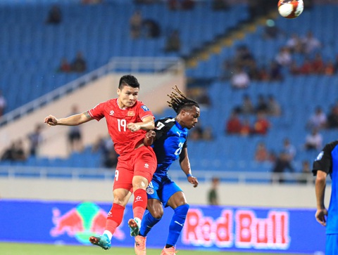 Tuyển Việt Nam - Philippines 3-2: Màn ra mắt cảm xúc- Ảnh 4. CĐV Việt Nam đã có những cảm xúc thót tim trên sân Mỹ Đình tối 6-6 - Ảnh: MINH ĐỨC