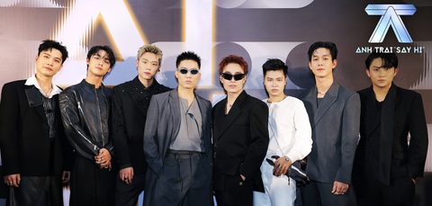 50 Anh Trai Có thể cho rằng đây là sự kiện hiếm hoi trong showbiz Việt quy tụ các khuôn mặt mỹ nam đình đám, mỗi người giỏi chuyên môn khác nhau nhưng có một điểm chung là điển trai, phong độ. Sự quy tụ của các