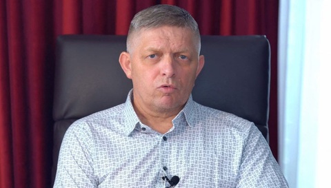 Thủ tướng Slovakia nói về âm mưu ám sát ông, tha thứ cho kẻ xả súng- Ảnh 1. Ảnh chụp từ video ngày 5-6 cho thấy Thủ tướng Slovakia Robert Fico phát biểu lần đầu tiên kể từ khi bị bắn - Ảnh: AFP