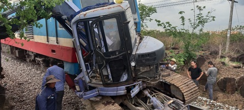 Tàu SE 10 tông máy xúc ở Bình Thuận, đường sắt Bắc - Nam gián đoạn- Ảnh 1. Hiện trường vụ tai nạn - Ảnh: CTV