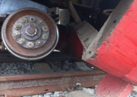 Tàu SE 10 tông máy xúc ở Bình Thuận, đường sắt Bắc - Nam gián đoạn- Ảnh 2. Bánh tàu trật khỏi đường ray sau vụ tai nạn - Ảnh: CTV