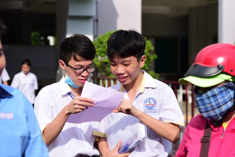 Thí sinh vui vẻ ra về sau giờ thi tiếng Anh lớp 10 TP.HCM, nhiều em tự tin 9 điểm- Ảnh 2. Thí sinh dò lại đáp án sau giờ thi môn tiếng Anh - Ảnh: DUYÊN PHAN