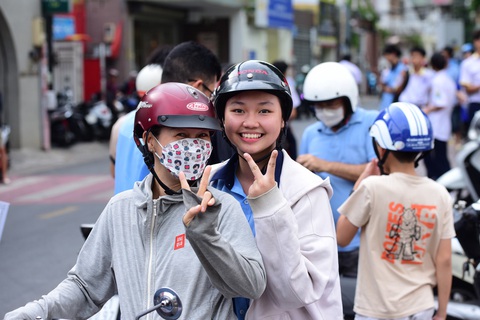 Thí sinh vui vẻ ra về sau giờ thi tiếng Anh lớp 10 TP.HCM, nhiều em tự tin 9 điểm- Ảnh 10. Xong ngày thi đầu tiên, còn sáng mai nữa thôi! - Ảnh: DUYÊN PHAN