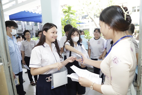 Thí sinh làm thủ tục trước giờ thi môn tiếng Anh tại điểm thi trường THCS Bàn Cờ, Q.3. TP.HCM. Ảnh: NHƯ HÙNG Thí sinh làm thủ tục trước giờ thi môn tiếng Anh tại điểm thi Trường THCS Bàn Cờ, quận 3, TP.HCM - Ảnh: NHƯ HÙNG
