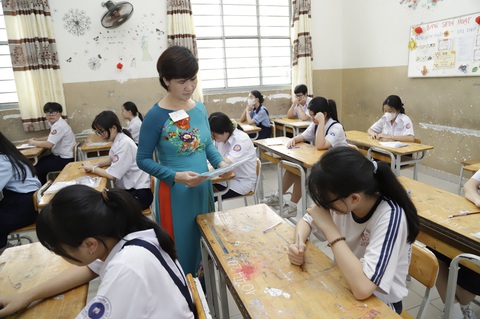 Thí sinh làm thủ tục trước giờ thi môn tiếng Anh tại điểm thi trường THCS Bàn Cờ, Q.3. TP.HCM. Ảnh: NHƯ HÙNG Thí sinh chuẩn bị thi môn tiếng Anh tại điểm thi Trường THCS Bàn Cờ, quận 3, TP.HCM - Ảnh: NHƯ HÙNG