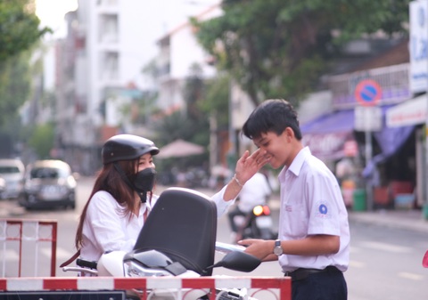 Phụ huynh Võ Thị Thanh Thuỷ đưa bạn Gia Huy đến điểm thi Trường THCS Collete (quận 3) - Ảnh: NGỌC PHƯỢNG Phụ huynh Võ Thị Thanh Thủy đưa bạn Gia Huy đến điểm thi Trường THCS Collete (quận 3) - Ảnh: NGỌC PHƯỢNG