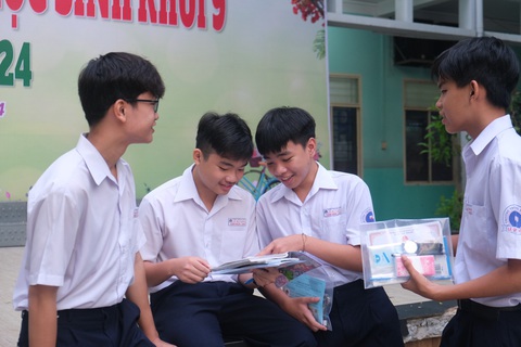 Nhóm bạn của Xuân Bách (học sinh Trường THCS Lê Quý Đôn, quận 3) ôn bài trước khi vào thi môn ngữ văn - Ảnh: NGỌC PHƯỢNG Nhóm bạn của Xuân Bách (học sinh Trường THCS Lê Quý Đôn, quận 3) ôn bài trước khi vào thi môn ngữ văn sáng 6-6 - Ảnh: NGỌC PHƯỢNG