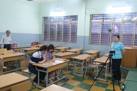 Em Quách Võ Gia Hân (học sinh trường THCS Colette) cho biết em bị trật khớp cánh tay cách đây 4 ngày. “Hiện em khá tự tin trên 90% và không lo lắng gì, em đã ôn bài kỹ trước khi đi thi. Em dự đoán ra đề văn sẽ ra tác phẩm Những ngôi sao xa xôi. Hôm nay thi có thầy cô hỗ trợ nên em cũng an tâm” - em Hân nói. - Ảnh: NGỌC PHƯỢNG Em Quách Võ Gia Hân (học sinh trường THCS Colette) bị trật khớp cánh tay cách đây 4 ngày. Em được bố trí phòng thi riêng có gắn camera, em sẽ đọc bài cho giám thị viết giúp. “Em đã ôn bài kỹ trước khi đi thi nên khá tự tin và không lo lắng gì. Em dự đoán đề văn sẽ ra tác phẩm Những ngôi sao xa xôi. Hôm nay thi có thầy cô hỗ trợ nên em cũng an tâm”, Hân nói - Ảnh: NGỌC PHƯỢNG