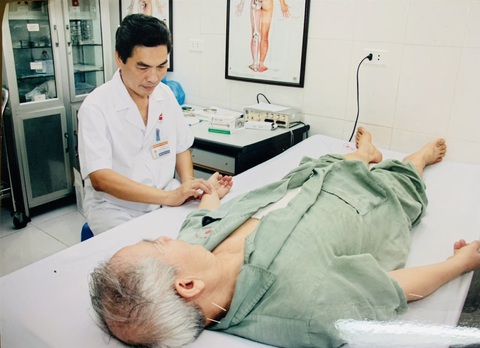 Có thể 'hồi sinh' nhờ các loại cây lá quanh nhà, uống thuốc cổ truyền thế nào cho đúng?- Ảnh 2. Dùng y học cổ truyền thăm khám và chữa trị cho bệnh nhân - Ảnh HÀ LINH