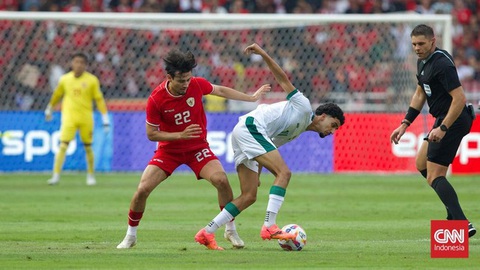 Bị thổi 2 quả phạt đền và 1 thẻ đỏ, Indonesia gục ngã trước Iraq- Ảnh 1. Cầu thủ Indonesia (áo đỏ) bất lực trước tuyển Iraq - Ảnh: CNN Indonesia