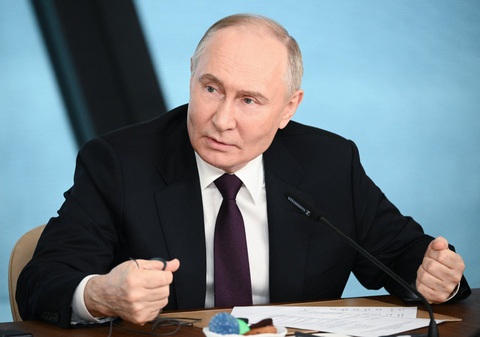 Tin tức thế giới 6-6: Ông Putin nói Nga không định tấn công NATO, không có 'tham vọng đế quốc'- Ảnh 1. Tổng thống Nga Vladimir Putin phát biểu trong cuộc gặp người đứng đầu các hãng tin quốc tế tại Saint Petersburg, Nga vào ngày 5-6 - Ảnh: AFP