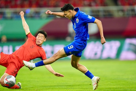 Các chân sút Thái Lan (áo xanh) phung phí quá nhiều cơ hội - Ảnh: FA THAILAND
