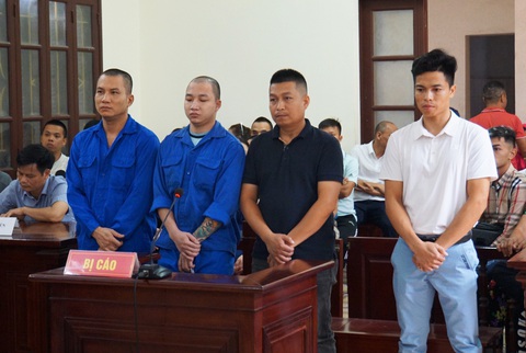 Một giám đốc lãnh án vì lái ô tô tông vào xe máy chở 3 người- Ảnh 1. Bị cáo Phạm Văn Quân (áo trắng) bị tuyên 9 tháng tù về tội