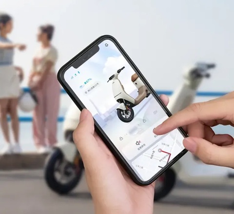 Honda ra mắt xe máy điện mới: Đi được 80km/sạc, thành xe đạp trong nháy mắt, học sinh cũng dùng được- Ảnh 5. Dù chỉ có giá quy đổi 9 triệu đồng, xe vẫn được trang bị bảng đồng hồ kỹ thuật số hiện đại, không chỉ hiển thị mọi thông tin cần thiết mà còn có thể kết nối với smartphone. Sàn để chân rộng rãi. Khoang chứa đồ phía sau linh hoạt. Hệ thống hỗ trợ chìa khóa kỹ thuật số NFC. Cổng sạc thiết bị di động.