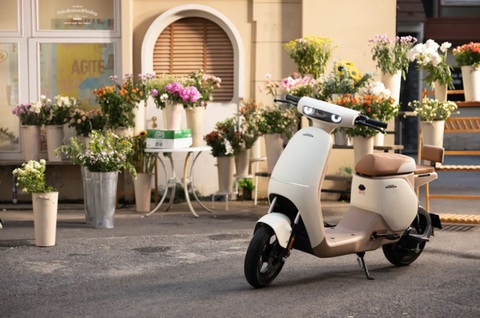 Honda ra mắt xe máy điện mới: Đi được 80km/sạc, thành xe đạp trong nháy mắt, học sinh cũng dùng được- Ảnh 7. Honda U-Qe có 3 lựa chọn về dung lượng pin là 48V/12Ah, 48v/14Ah và 48v/48Ah. Với pin lớn nhất, xe có thể đi được 80km khi sạc đầy. Con số này không phải quá cao để đi xa, nhưng đủ dùng cho nhu cầu đô thị. Đặc biệt, nếu xét đến khả năng đạp bằng sức người, tầm hoạt động là không giới hạn, miễn là người sử dụng còn sức đạp.