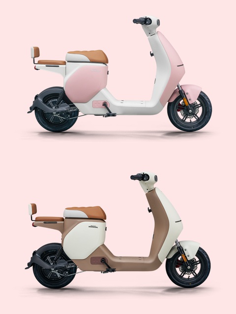 Honda ra mắt xe máy điện mới: Đi được 80km/sạc, thành xe đạp trong nháy mắt, học sinh cũng dùng được- Ảnh 3. Bình thường, Honda U-Qe như một chiếc xe máy tay ga nhỏ gọn. Nhưng một điểm đặc biệt là xe được trang bị bàn đạp gấp gọn, cho phép sử dụng xe như một chiếc xe đạp thông thường khi hết điện. Khác với xe đạp điện cổ điển, bàn đạp có thể giấu kín khi không sử dụng đến. Điều này giúp người dùng dễ dàng điều khiển hơn, tránh trường hợp điều khiển trong trạng thái quên có bàn đạp nhô ra, dễ dẫn đến va quẹt. Ngoài ra, thiết kế như vậy cũng tăng cường tính thẩm mỹ.