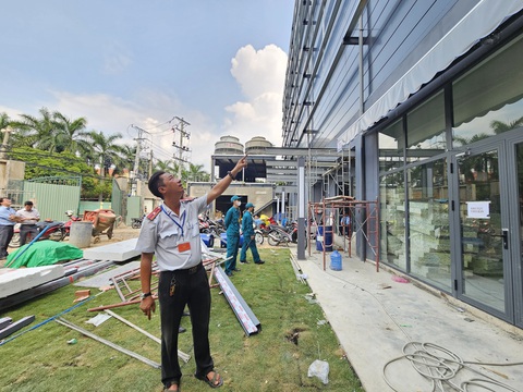 Nhà sai phép do YEAH1 ký hợp đồng xây: Thủ Đức chưa thông tin xử lý trách nhiệm- Ảnh 1. Thanh tra xây dựng TP Thủ Đức kiểm tra, giám sát việc tháo dỡ diện tích sai phép - Ảnh: ÁI NHÂN