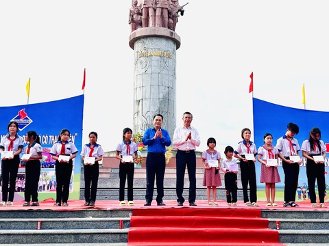 Tuổi trẻ Kiên Giang thành lập 6 đội hình ra quân ‘Chiến dịch thanh niên tình nguyện hè 2024’- Ảnh 1. Ông Nguyễn Lưu Trung (áo trắng) - phó chủ tịch UBND tỉnh Kiên Giang - tặng quà cho các em học sinh ở địa phương - Ảnh: THANH SƠN