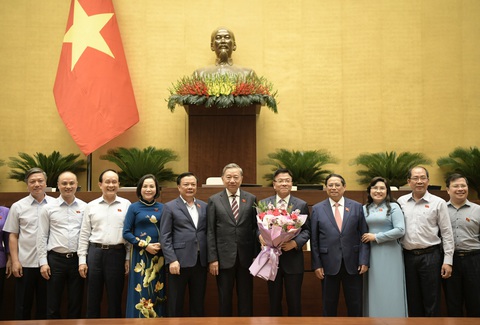 Bà Nguyễn Thị Thanh làm Phó chủ tịch Quốc hội- Ảnh 2. Chủ tịch nước Tô Lâm, Thủ tướng Phạm Minh Chính và các đại biểu Quốc hội chụp ảnh lưu niệm với tân Phó chủ tịch Quốc hội Nguyễn Thị Thanh, tân Phó thủ tướng Lê Thành Long - Ảnh: GIA HÂN