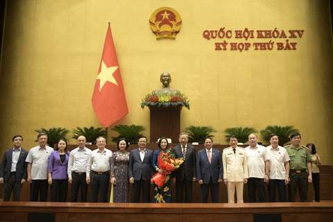 Thượng tướng Lương Tam Quang làm Bộ trưởng Bộ Công an- Ảnh 2. Chủ tịch nước Tô Lâm, Thủ tướng Phạm Minh Chính và các đại biểu Quốc hội chụp ảnh lưu niệm với tân Phó chủ tịch Quốc hội Nguyễn Thị Thanh, tân Bộ trưởng Bộ Công an Lương Tam Quang - Ảnh: GIA HÂN