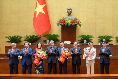 Bộ trưởng Lê Thành Long làm tân Phó thủ tướng- Ảnh 2. Lãnh đạo Đảng, Nhà nước, Chính phủ, Quốc hội tặng hoa chúc mừng tân Phó chủ tịch Quốc hội, tân Phó thủ tướng, tân Bộ trưởng Bộ Công an - Ảnh: GIA HÂN