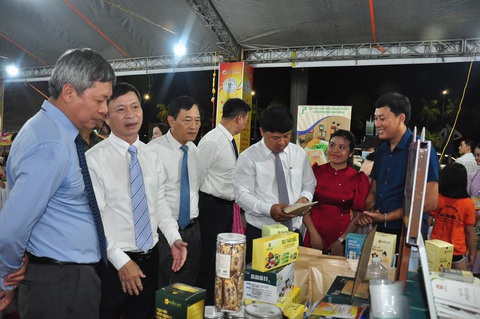 TechFest Quảng Nam 2024 thu hút 400 gian hàng sản phẩm khởi nghiệp, OCOP- Ảnh 1. Lãnh đạo Bộ KH-CN và tỉnh Quảng Nam tham quan các gian trưng bày - Ảnh: L.TRUNG