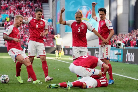 Vì sao bệnh tim không thể ngăn cản Eriksen trở lại Euro?- Ảnh 3. Hình ảnh Eriksen ngã gục 3 năm trước - Ảnh: REUTERS