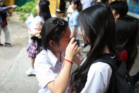 'Dù đề khó hay dễ, dù con khóc hay cười, ba mẹ vẫn ở đây'- Ảnh 8.
