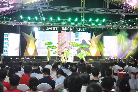 TechFest Quảng Nam 2024 thu hút 400 gian hàng sản phẩm khởi nghiệp, OCOP- Ảnh 3. Một tiết mục văn nghệ tại lễ khai mạc - Ảnh: L.TRUNG