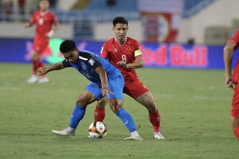Báo chí Indonesia lo đội nhà mất vé đi tiếp vào tay Việt Nam- Ảnh 1. Tuyển Việt Nam áp sát Indonesia sau khi đánh bại Philippines - Ảnh: HOÀNG TÙNG