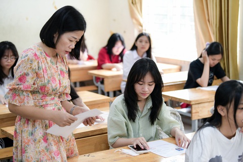 106.000 thí sinh chuẩn bị thi vào lớp 10 Hà Nội: Quên giấy tờ có được thi?- Ảnh 1. Tại điểm thi THCS Mễ Trì, Nam Từ Liêm (Hà Nội) sáng 7-6, giám thị kiểm tra thông tin của thí sinh tại phòng thi - Ảnh: NAM TRẦN