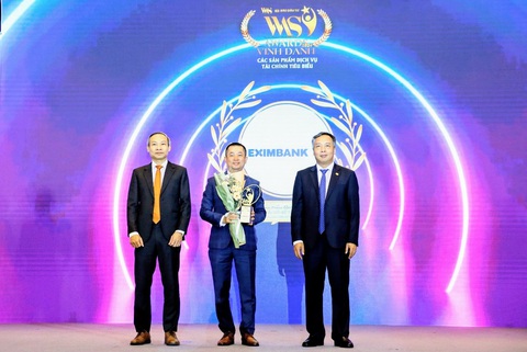 Eximbank nhận giải thưởng về công nghệ và chuyển đổi số- Ảnh 1. Ông Nguyễn Hướng Minh, Phó Tổng Giám đốc Eximbank (giữa) nhận cúp giải thưởng - Ảnh: Eximbank
