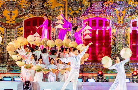 Festival Huế 2024 sẽ đánh thức hoàng cung- Ảnh 4. Show trình diễn áo dài trong đêm khai màn sẽ được Thừa Thiên Huế đầu tư, biến thành một sản phẩm du lịch tại Hoàng cung về đêm – Ảnh: BẢO MINH