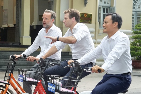 Đây là lần đầu tiên đến Việt Nam và đến TP.HCM của Phó thị trưởng TP Rotterdam Karremans - Ảnh: HỮU HẠNH Đây là lần đầu tiên đến Việt Nam và đến TP.HCM của Phó thị trưởng Rotterdam Karremans - Ảnh: HỮU HẠNH